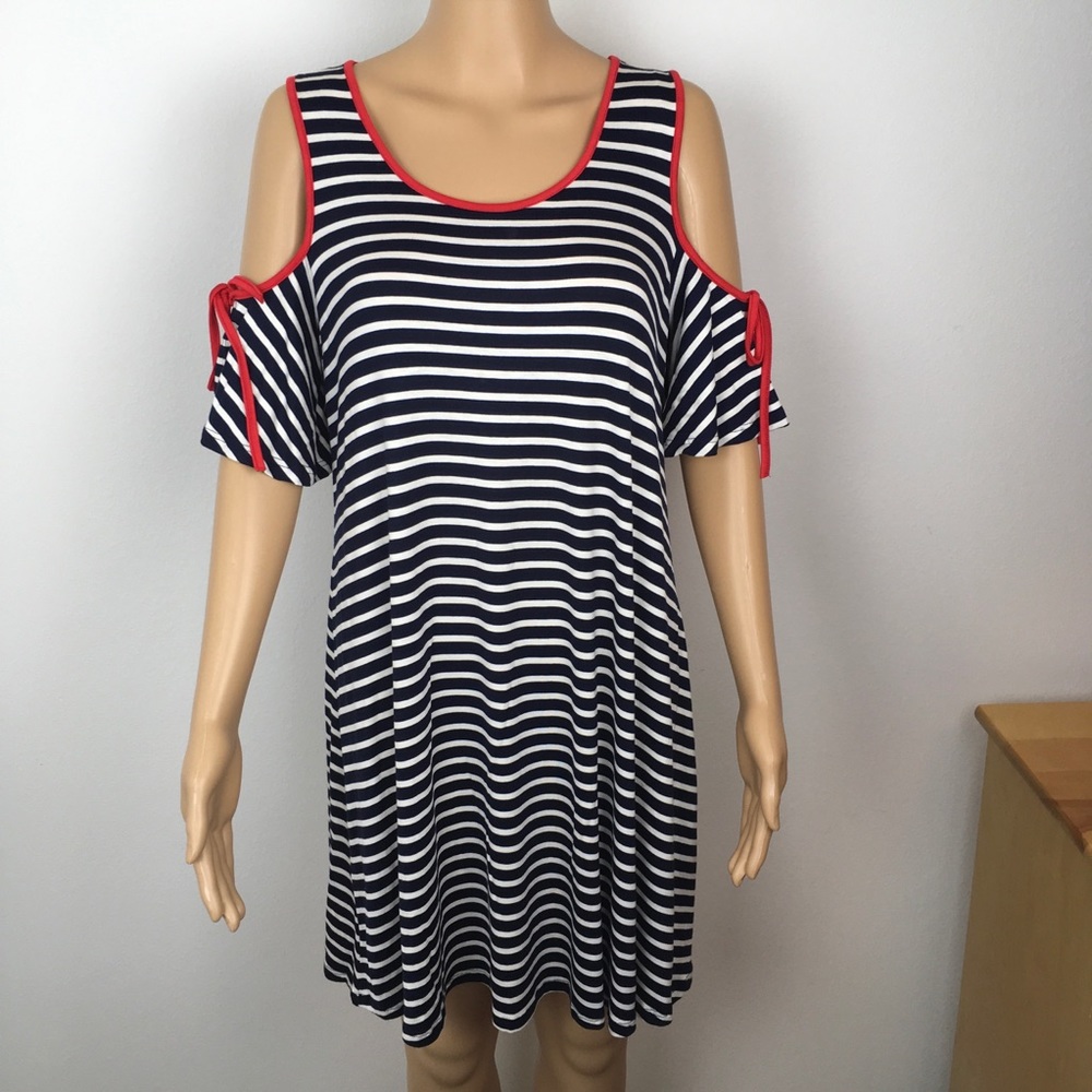 Espresso NWOT cold shoulder dress. Size M